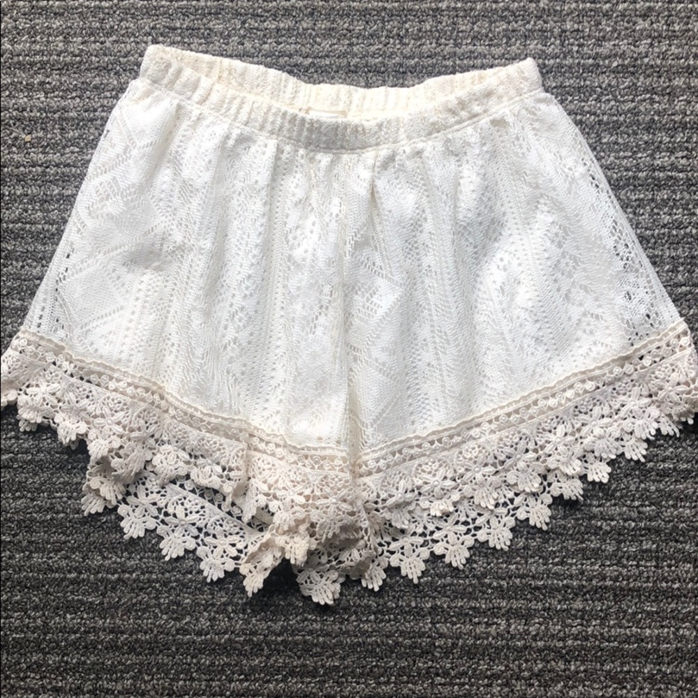 Lace cream shorts